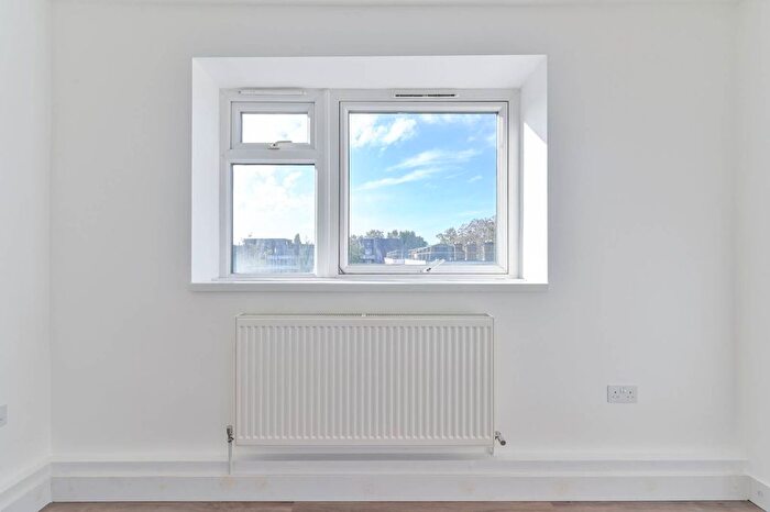 3 Bedroom Flat To Rent In Crownstone Road, Brixton, London, SW2