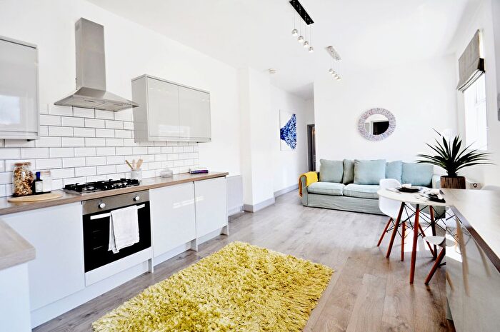 2 Bedroom Flat To Rent In Reynolds Road, Chiswick, W4