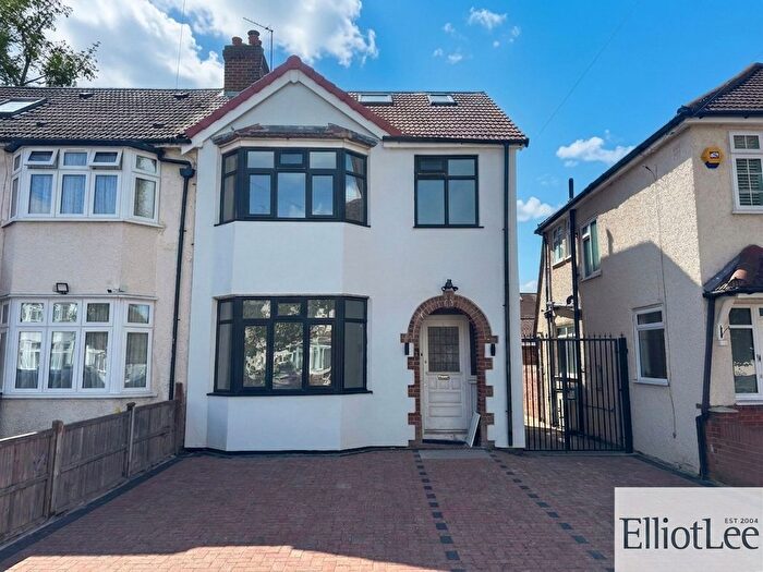 2 Bedroom Maisonette To Rent In Somerset Road, Southall, UB1