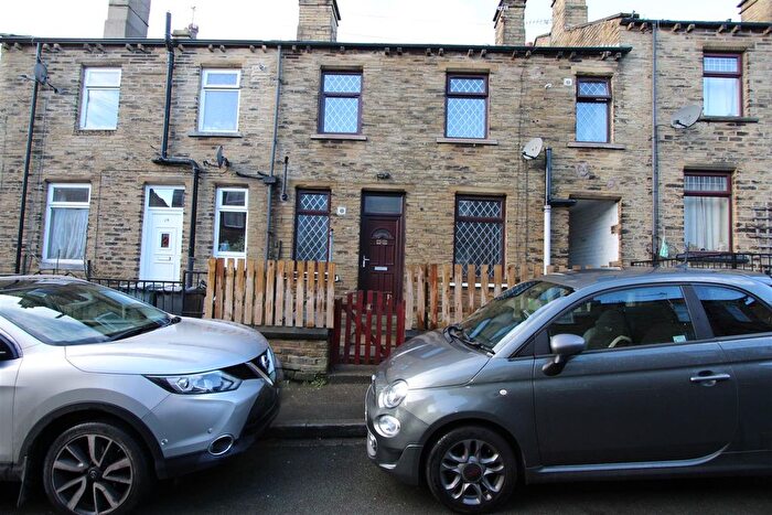 Semi-Detached House To Rent In South Parade, Cleckheaton, BD19