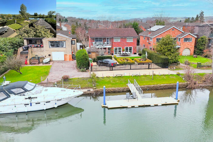 5 Bedroom Detached House For Sale In Purley On Thames, Berkshire, RG8