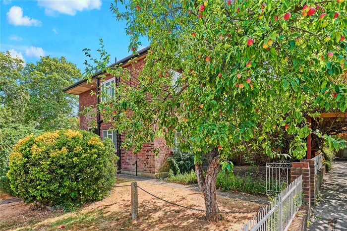 2 Bedroom Maisonette To Rent In Kelman Close, London, SW4