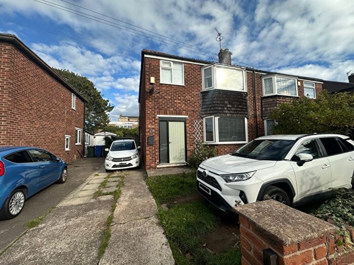 3 Bedroom Semi-Detached House For Sale In Eden Grove Road, Edenthorpe, Doncaster, DN3