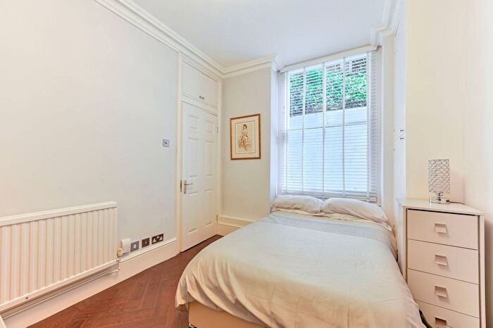 2 Bedroom Flat For Sale In Pitt Street, Kensington, London, W8