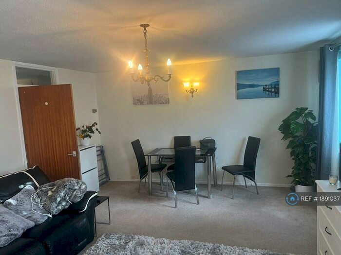 2 Bedroom Flat To Rent In Monkswood Close, Newbury, RG14