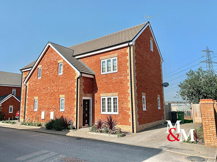 3 Bedroom Semi-Detached House To Rent In Grovebury Farm Close, LU7