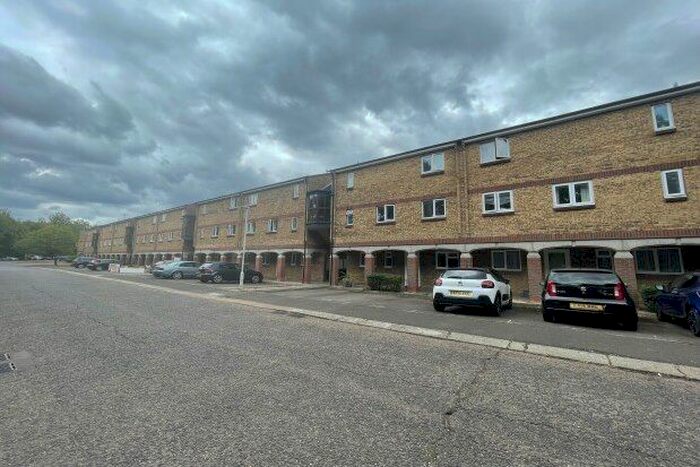 2 Bedroom Flat To Rent In Woodstock Crescent, Basildon, SS15