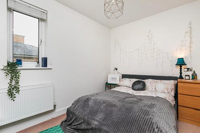 2 Bedroom Flat For Sale In Fraser Gardens, Winchester, SO22