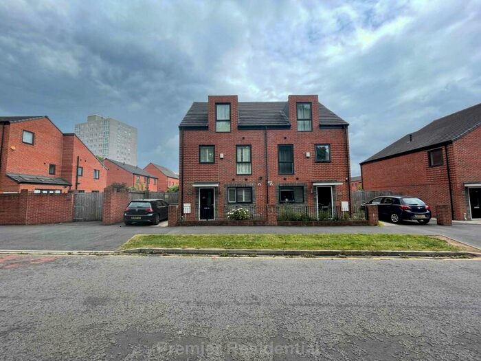 4 Bedroom Semi-Detached House To Rent In Rodney St, Manchester, M4