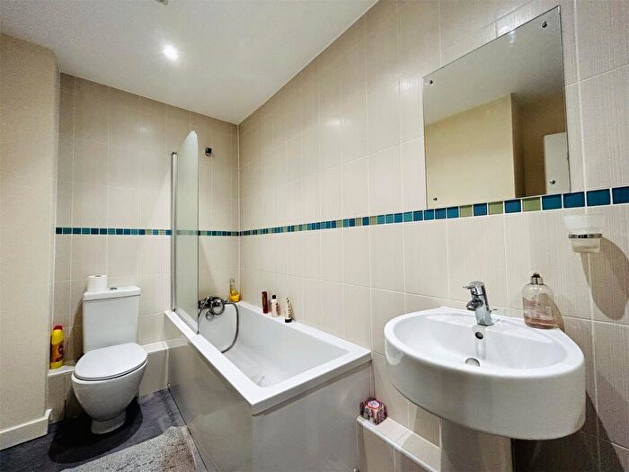 2 Bedroom Apartment For Sale In Whale Avenue, Reading, Berkshire, RG2