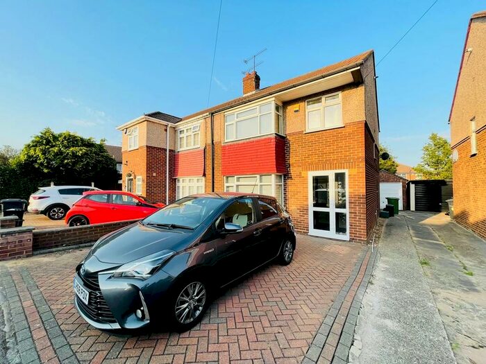 3 Bedroom Semi-Detached House To Rent In Bullwell Crescent, Cheshunt, EN8