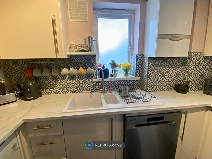 4 Bedroom Semi-detached House To Rent In Brinkworth Way, London, E9