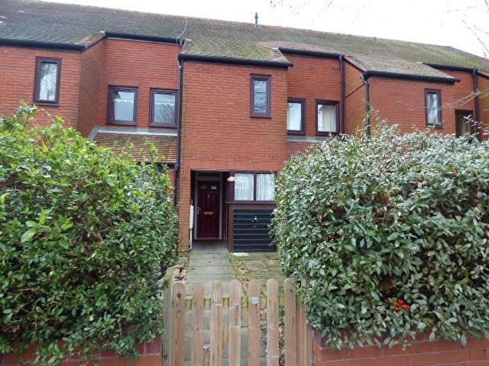 2 Bedroom Flat To Rent In Bagshot Road, Bush Hill Park, EN1
