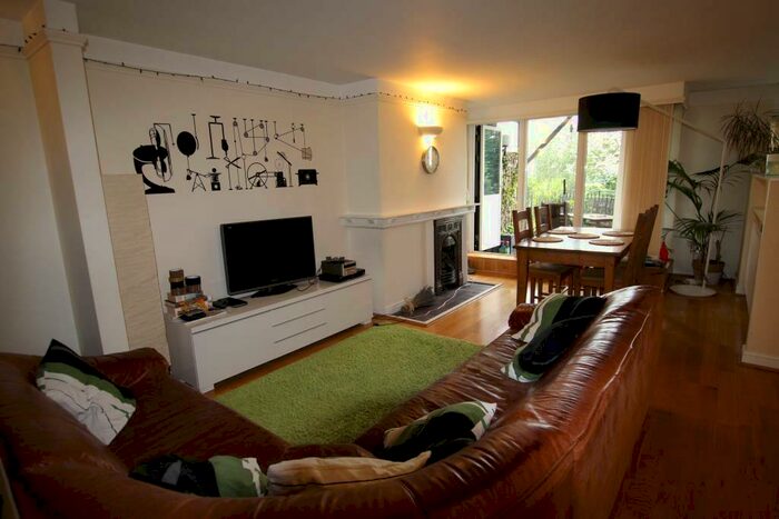 2 Bedroom Flat To Rent In Cavendish Place, Cavendish Crescent South, The Park, Nottingham, NG7