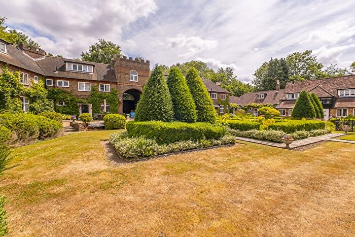 3 Bedroom Flat To Rent In Castle Way, Feltham, TW13