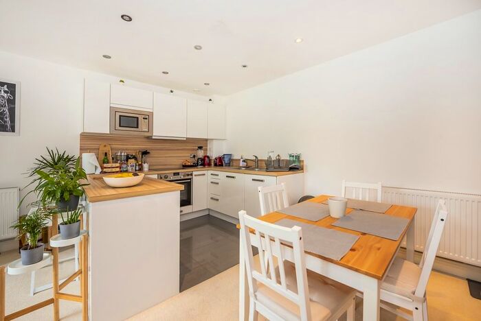 2 Bedroom Flat To Rent In Holford Way, London, SW15