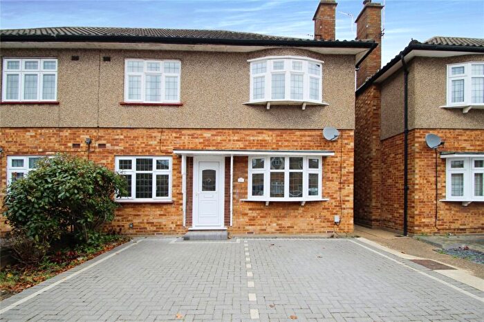 2 Bedroom Maisonette To Rent In Chalforde Gardens, Romford, Essex, RM2