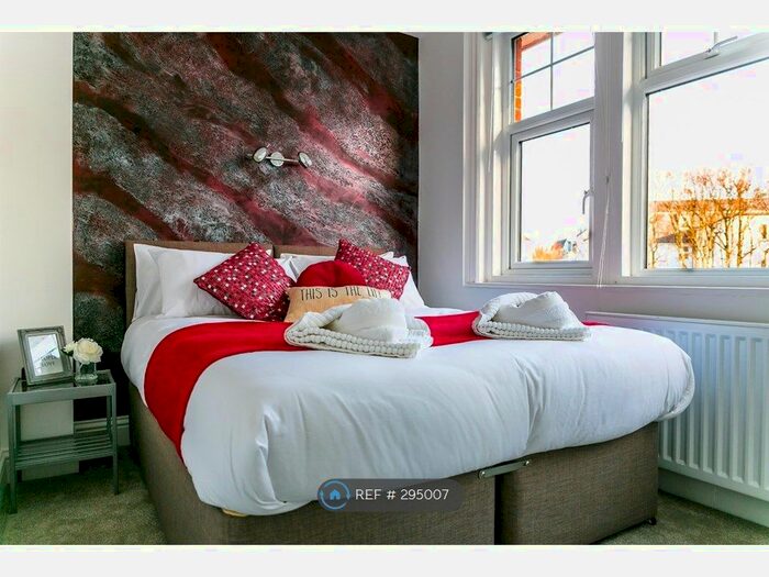 3 Bedroom Flat To Rent In South Cliff Avenue, Eastbourne BN20