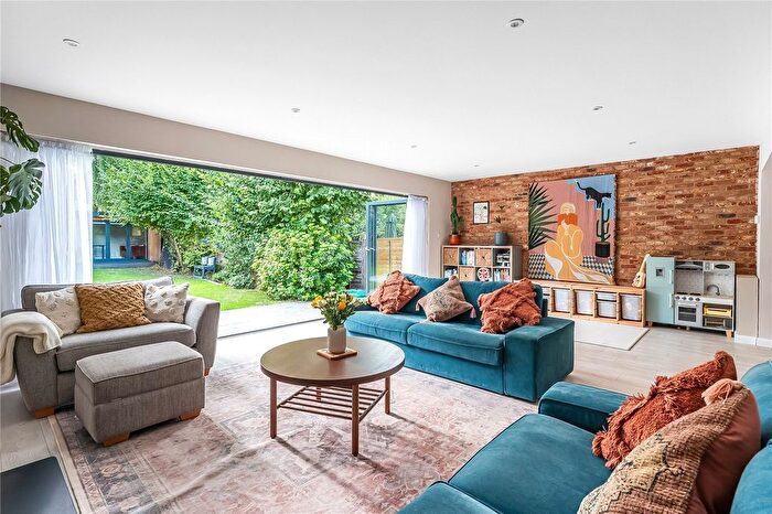 4 Bedroom End Terrace House For Sale In Meadow Close, Sevenoaks, Kent, TN13
