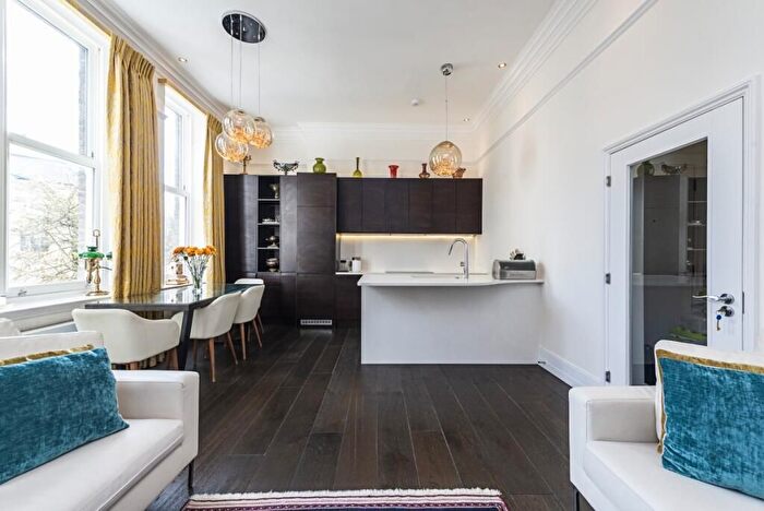 2 Bedroom Flat To Rent In Kensington Court, High Street Kensington, W8