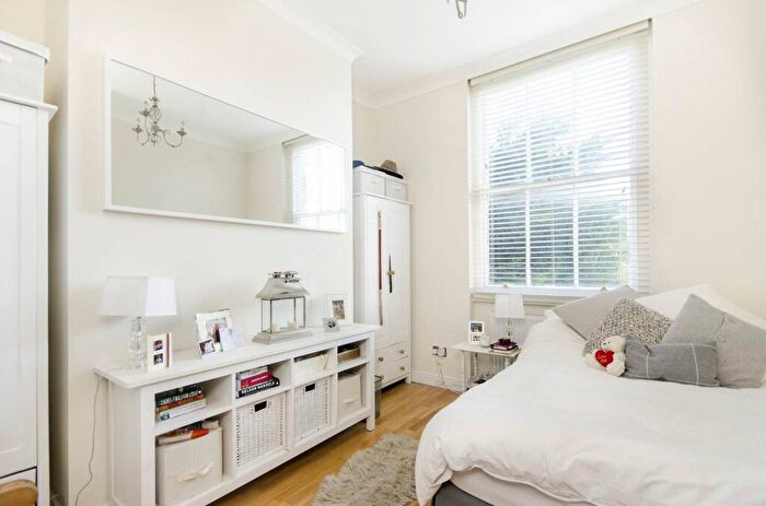 3 Bedroom Flat To Rent In Surrey Square, Elephant And Castle, London, SE17