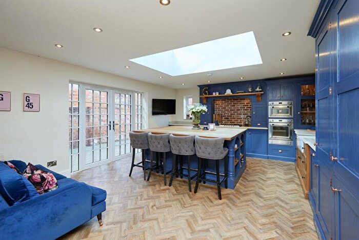 5 Bedroom Town House For Sale In Market Street, Castle Donington, Castle Donington, DE74