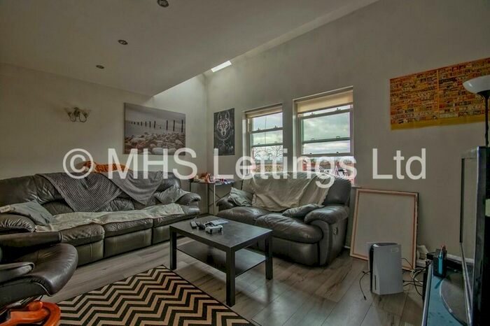 3 Bedroom Flat To Rent In Flat, Broomfield Crescent, Leeds, LS6
