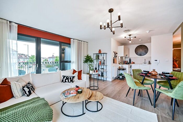 2 Bedroom Flat For Sale In Sterling Place, New Malden, KT3