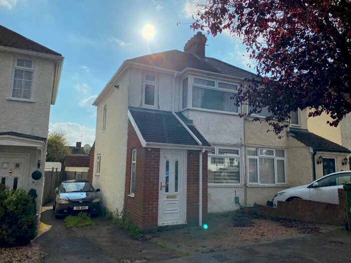 2 Bedroom Semi-Detached House For Sale In Fourth Avenue, Luton, LU3