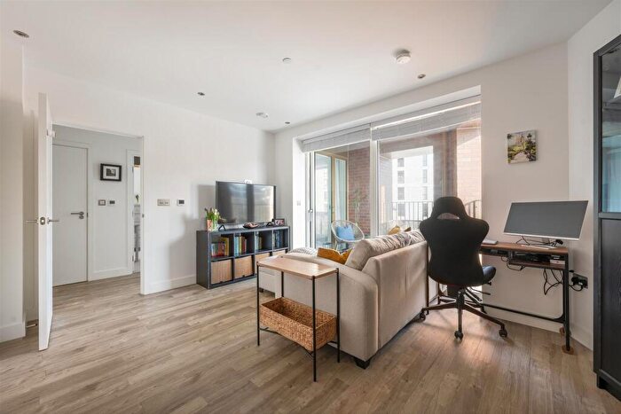 2 Bedroom Flat For Sale In Wansbeck Road, Hackney, E3