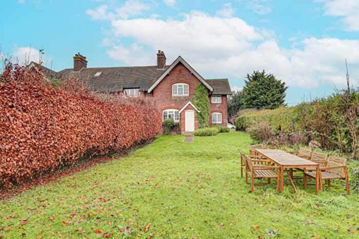 3 Bedroom Cottage To Rent In Fiddlers Hill, Luton Road, Harpenden, AL5