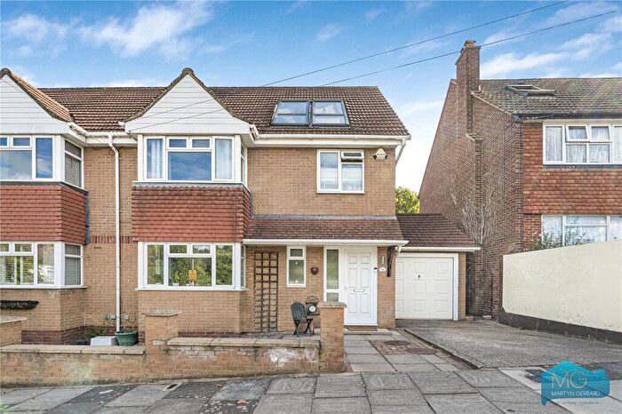 4 Bedroom Semi-Detached House For Sale In Bellevue Road, Friern Barnet, London, N11