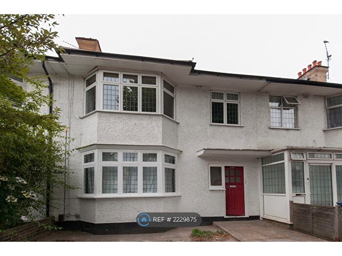 3 Bedroom Flat To Rent In Northfield Avenue, Ealing, W5