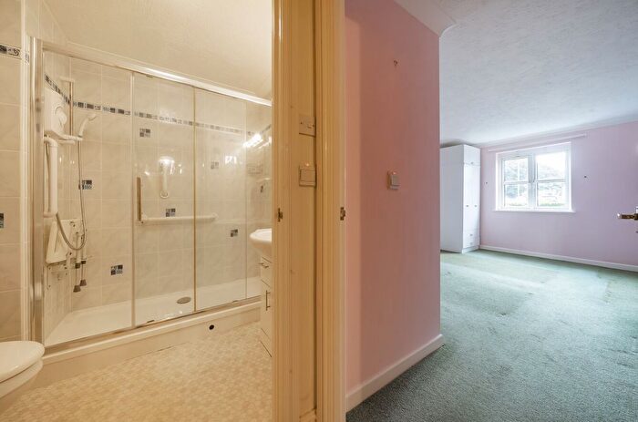 2 Bedroom Flat For Sale In Colin Road, Paignton, Devon, TQ3