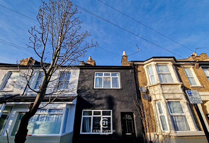 Terraced House To Rent In Trevelyan Road, Stratford, E15