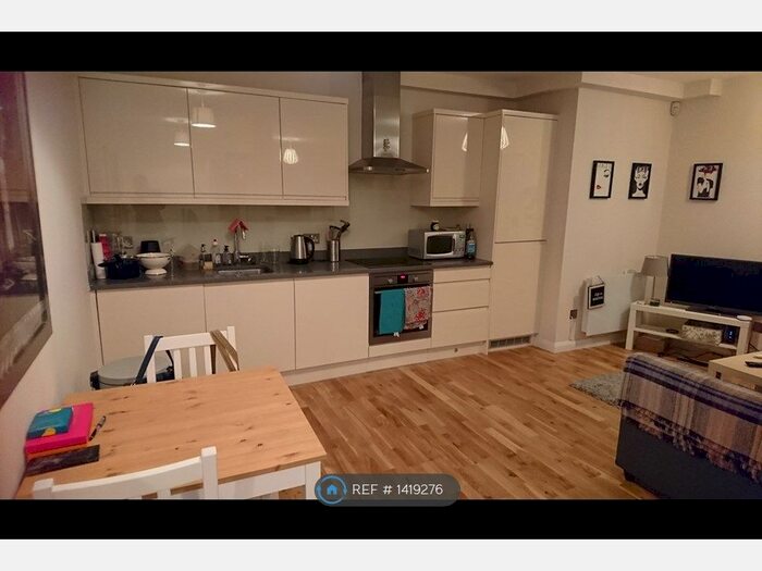 Studio To Rent In Balham High Road, London, SW17