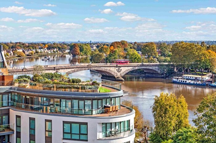 2 Bedroom Flat For Sale In Regatta Point, Kew Bridge Road, TW8