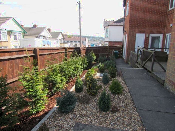 1 Bedroom Flat To Rent In Dashwood Avenue, High Wycombe, HP12