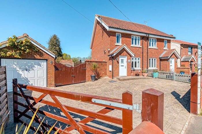 3 Bedroom Semi Detached House For Sale In Norwich Road, Yaxham, NR19