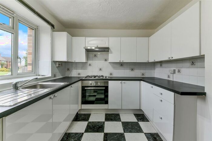 2 Bedroom Flat To Rent In Hatch Gardens, Tadworth, KT20