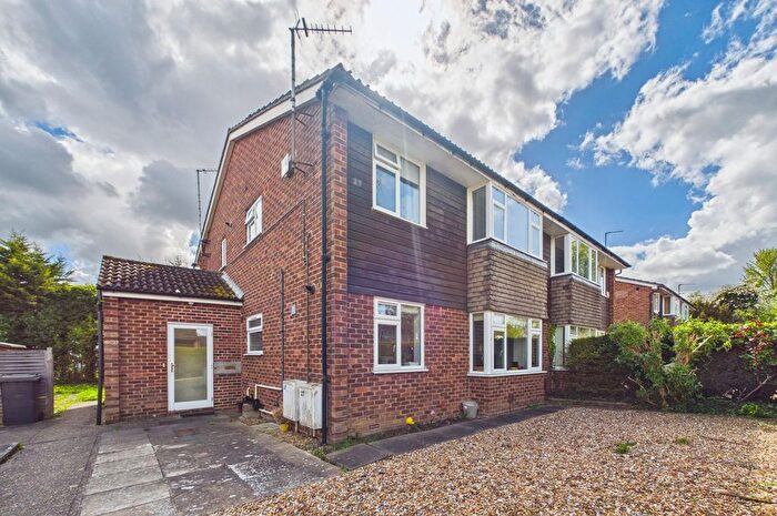 2 Bedroom Maisonette For Sale In Carisbrooke Road, Cambridge, Cambridgeshire, CB4