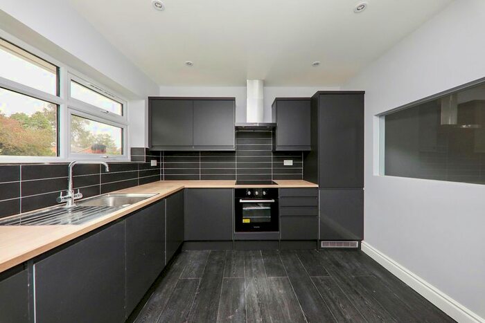 3 Bedroom Flat To Rent In Elizabeth Parade, - Tudor Drive, Yateley, GU46