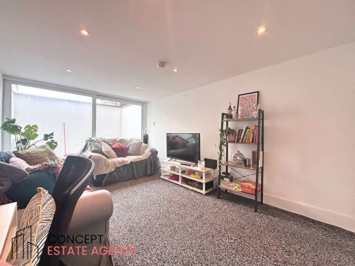 3 Bedroom Flat To Rent In Tooting Bec Road, Tooting Bec, SW17