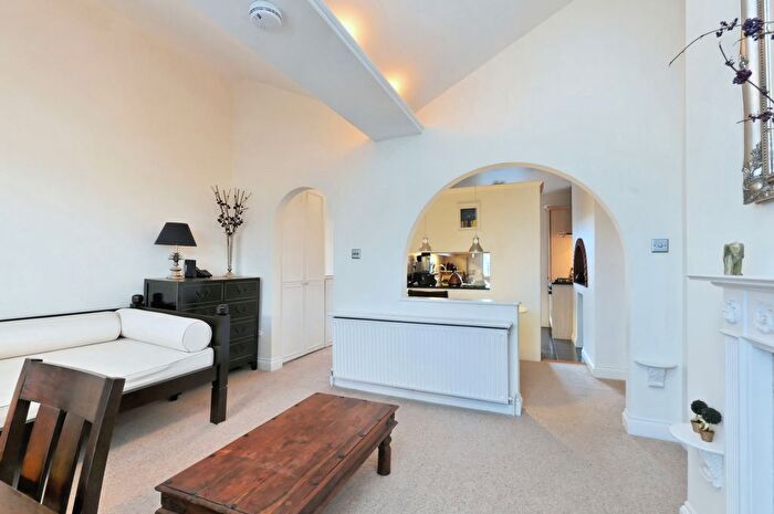 2 Bedroom Flat To Rent In Castelnau, Barnes, SW13