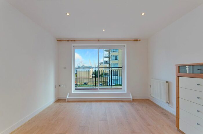 3 Bedroom Flat To Rent In Newport Avenue, London E14