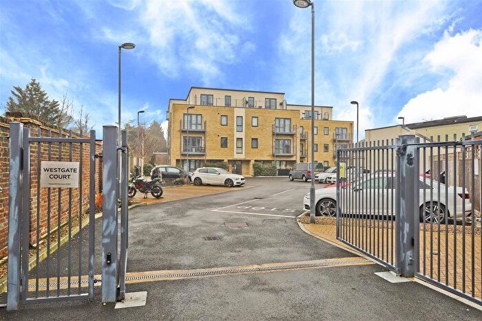 1 Bedroom Flat To Rent In Westgate Court, Long Lane, Hillingdon, UB10