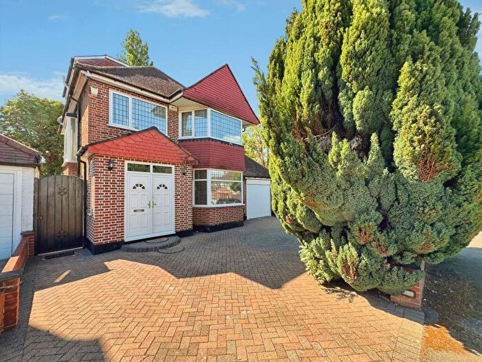 4 Bedroom Detached House For Sale In The Rise, Edgware, HA8