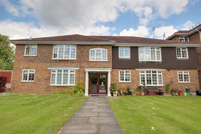 3 Bedroom Flat To Rent In Waverley Road, Enfield, EN2