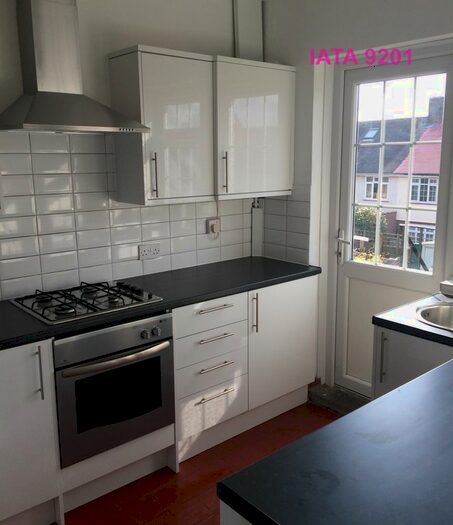 2 Bedroom Flat To Rent In Godley Road, London, SW18