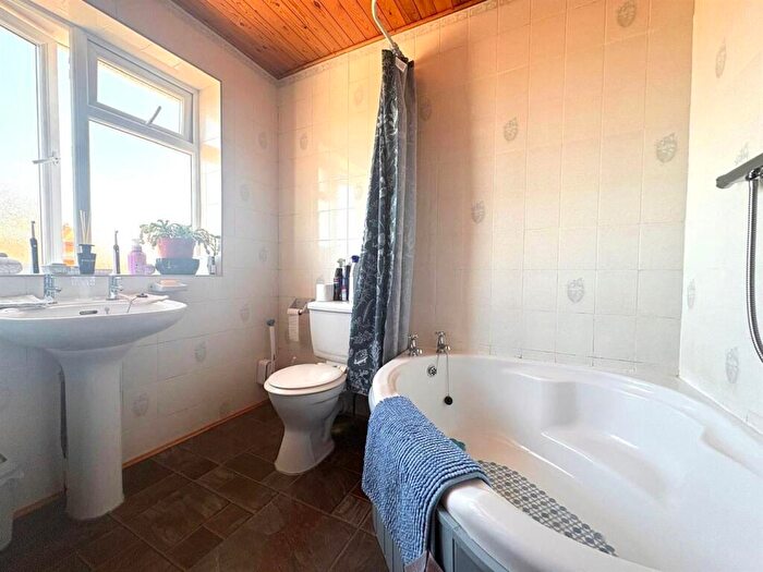 4 Bedroom Semi-Detached House For Sale In Hillsea Road, Swanage, BH19 - Photo 9
